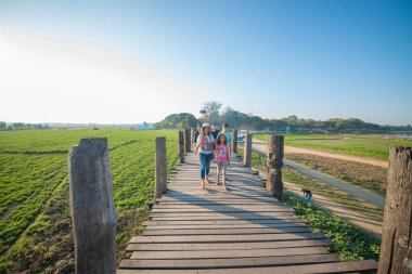 Myanmar. Mandalay. U 'nun Amarapura Köprüsü manzarası