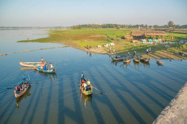 Myanmar. Mandalay. U 'nun Amarapura Köprüsü manzarası