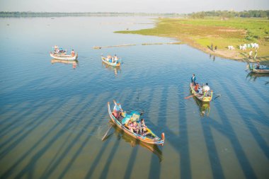 Myanmar. Mandalay. U 'nun Amarapura Köprüsü manzarası