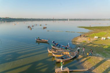 Myanmar. Mandalay. U 'nun Amarapura Köprüsü manzarası