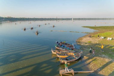 Myanmar. Mandalay. U 'nun Amarapura Köprüsü manzarası