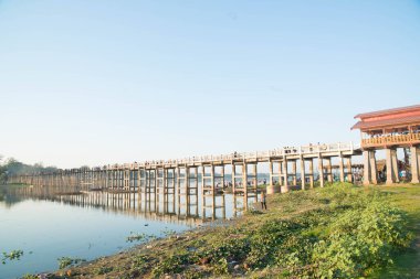 Mandalay, Myanmar. Amarpura 'daki U Bein Köprüsü manzarası.