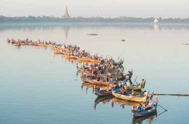 Mandalay, Myanmar. Amarpura 'daki U Bein Köprüsü manzarası.