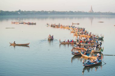 Mandalay, Myanmar. Amarpura 'daki U Bein Köprüsü manzarası.