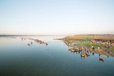 Mandalay, Myanmar. Amarpura 'daki U Bein Köprüsü manzarası.