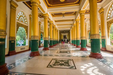 Myanmar. Yangon. Şehrin ve halkının güzel bir manzarası..