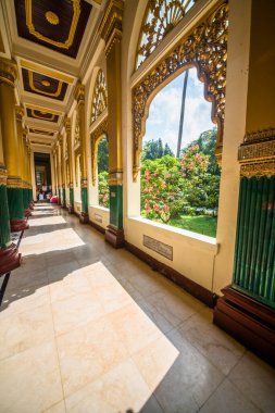 Myanmar. Yangon. Şehrin ve halkının güzel bir manzarası..