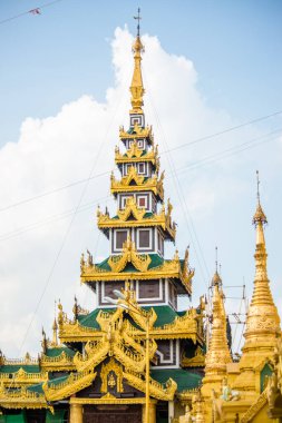 Myanmar. Yangon. Shwedagon pagoda 'daki Buda heykellerinin güzel manzarası..