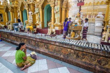 Myanmar. Yangon. Şehirdeki Shwedagon Pagoda.