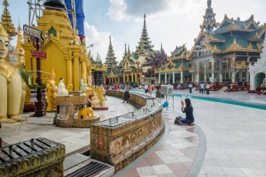 Myanmar. Yangon. Şehirdeki Shwedagon Pagoda manzarası.
