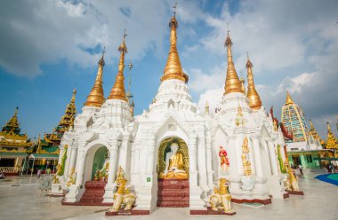 Myanmar. Yangon. Şehirdeki Shwedagon Pagoda manzarası.