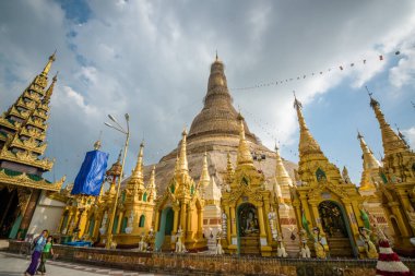 Myanmar. Yangon. Şehirdeki Shwedagon Pagoda manzarası.
