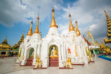 Myanmar. Yangon. Şehirdeki Shwedagon Pagoda manzarası.