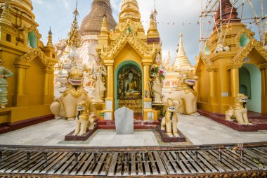 Myanmar. Yangon. Shwedagon pagoda 'daki Buda heykellerinin güzel manzarası..