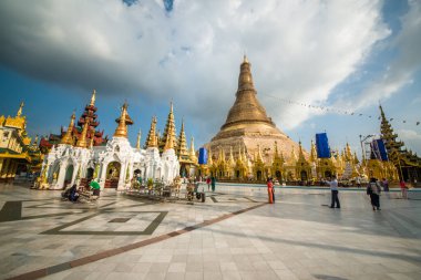 Myanmar. Yangon. Şehirdeki Shwedagon Pagoda manzarası.