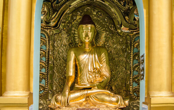 Мьянма. Янгон. Прекрасный вид на статуи Будды в пагоде Шведагон.