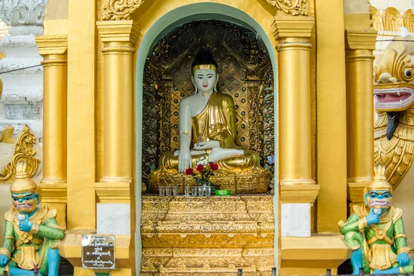 미얀마 양곤이요 Shwagon Pagoda Buddha 조각상의 아름다운 — 스톡 사진