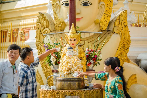 Myanmar. Yangon. Şehirdeki Shwedagon Pagoda.