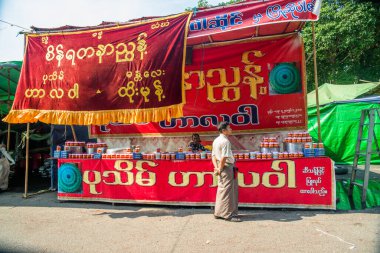 Myanmar. Yangon. Şehrin ve halkının güzel bir manzarası..