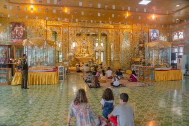 Myanmar. Yangon. Şehrin ve halkının güzel bir manzarası..