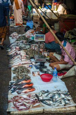 Myanmar. Yangon. Şehrin ve halkının güzel bir manzarası..