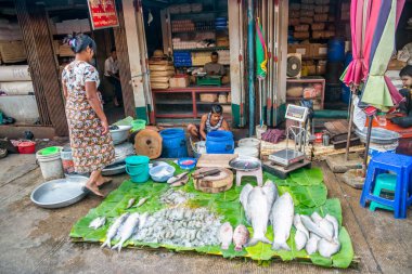 Myanmar. Yangon. Şehrin ve halkının güzel bir manzarası..