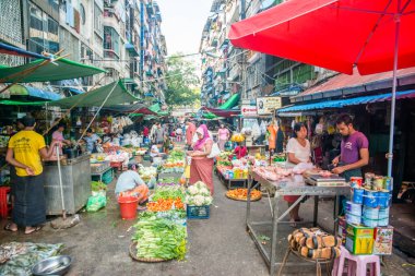 Myanmar. Yangon. Şehrin ve halkının güzel bir manzarası..