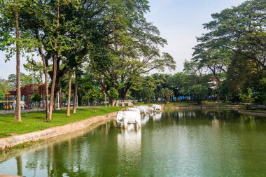 Myanmar. Yangon. Şehirdeki güzel bir park manzarası..