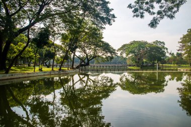Myanmar. Yangon. Şehirdeki güzel bir park manzarası..