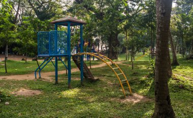 Myanmar. Yangon. Şehirdeki güzel bir park manzarası..
