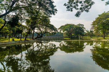 Myanmar. Yangon. Şehirdeki güzel bir park manzarası..
