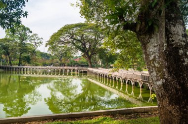 Myanmar. Yangon. Şehirdeki güzel bir park manzarası..