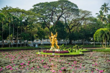 Myanmar. Yangon. Şehirdeki güzel bir park manzarası..