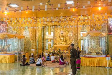 Myanmar. Yangon. Şehirdeki güzel bir Budist tapınağı manzarası..