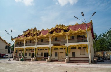 Myanmar. Yangon. Şehirdeki güzel bir Budist tapınağı manzarası..