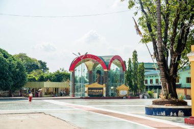 Myanmar. Yangon. Şehirdeki güzel bir Budist tapınağı manzarası..