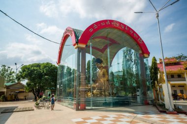 Myanmar. Yangon. Şehirdeki güzel bir Budist tapınağı manzarası..