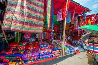 Myanmar. Yangon. Şehirde güzel bir sokak pazarı manzarası.
