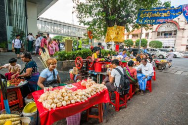 Myanmar. Yangon. Şehirde güzel bir sokak pazarı manzarası.