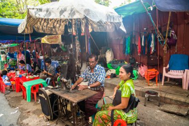 Myanmar. Yangon. Şehirde güzel bir sokak pazarı manzarası.