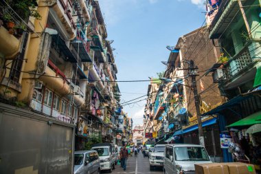 Myanmar. Yangon. Şehirde güzel bir sokak pazarı manzarası.