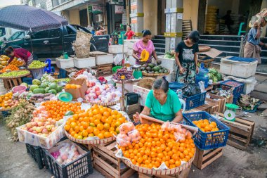 Myanmar. Yangon. Şehirde güzel bir sokak pazarı manzarası.