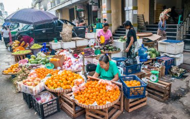 Myanmar. Yangon. Şehirde güzel bir sokak pazarı manzarası.