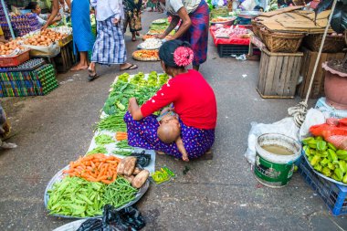 Myanmar. Yangon. Şehirde güzel bir sokak pazarı manzarası.