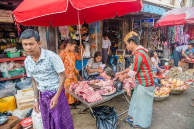 Myanmar. Yangon. Şehirde güzel bir sokak pazarı manzarası.