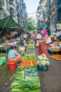 Myanmar. Yangon. Şehirde güzel bir sokak pazarı manzarası.