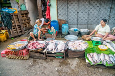 Myanmar. Yangon. Şehirde güzel bir sokak pazarı manzarası.