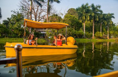 Myanmar. Yangon. Şehirdeki güzel bir park manzarası..