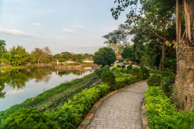 Myanmar. Yangon. Şehirdeki güzel bir park manzarası..