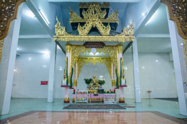 Myanmar. Yangon. Şehirdeki Chaukhtatgyi Buda Tapınağı 'nın güzel bir manzarası..